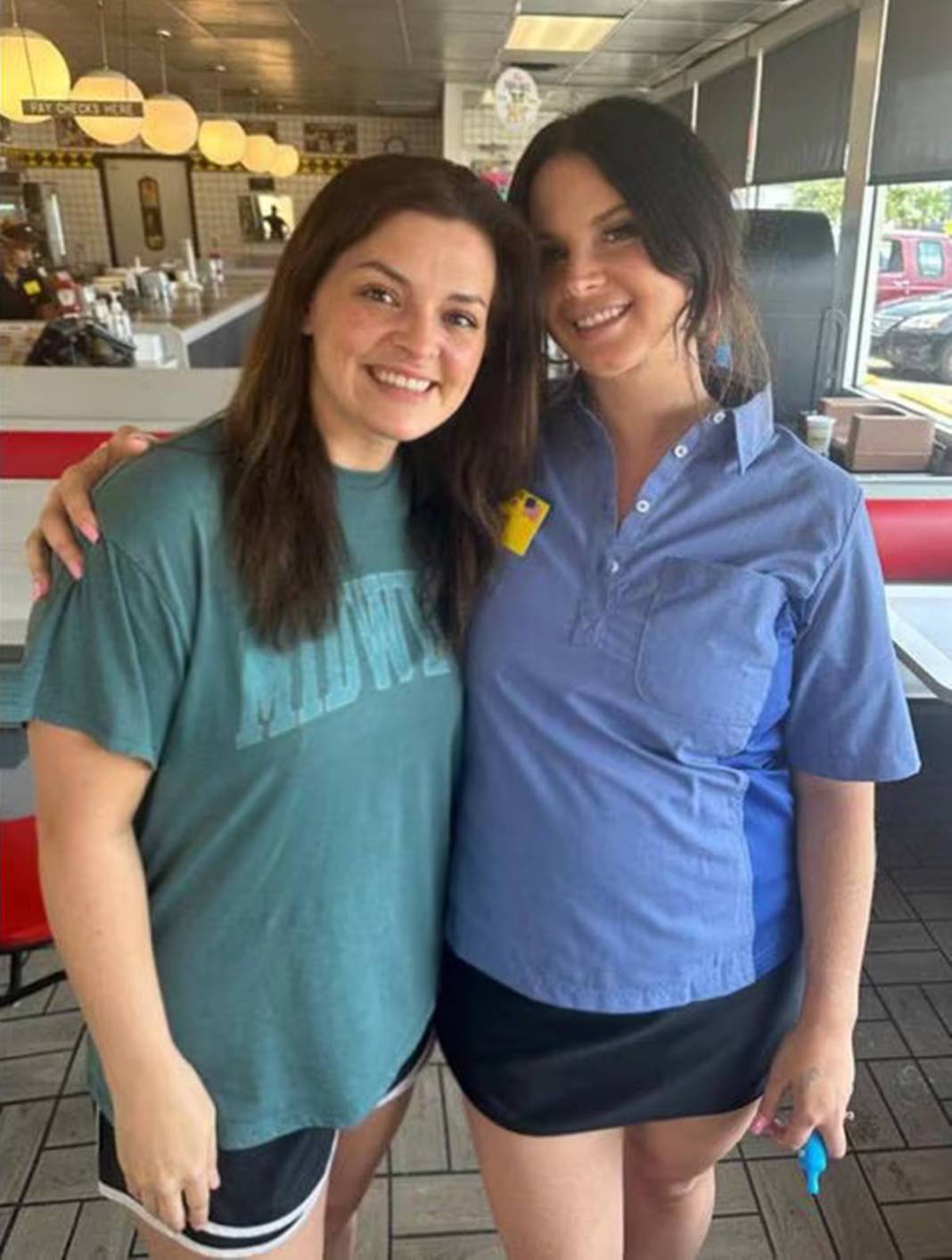 Dünyayı sallıyordu, garsonluğa başladı! Güzel şarkıcıyı o halde görenler gözlerine inanamadı: Nereden nereye... 6